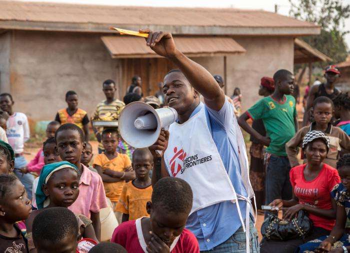 Mass awareness session made by a theatre troupe at the market of Popoto.